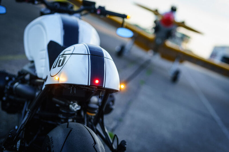 KELLERMANN Atto RB hm 2in1 LED Rücklicht-Bremslicht-Kombination, hinten links oder rechts, für vertikale Montage, verchromtes Gehäuse / klares Glas